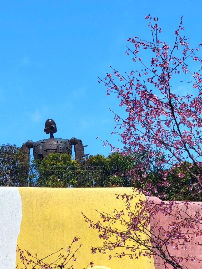 ジブリ美術館を守護する巨神兵と寒桜🌸