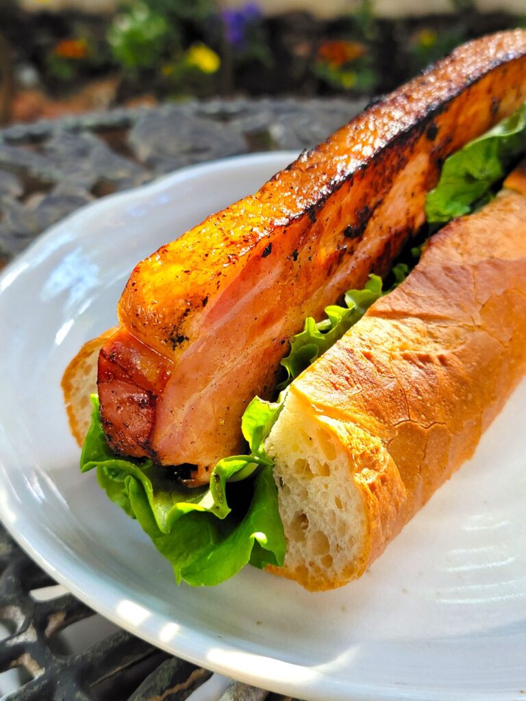 夕方の庭のガーデニング作業後は自作はみ出しBLT😋